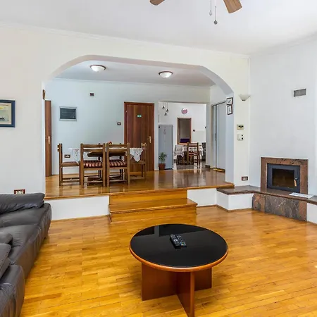 Beautiful Home In Spincici With Kitchen Holiday home *