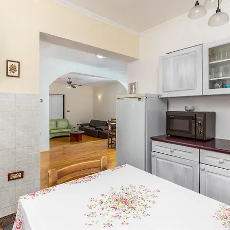 Holiday home Beautiful Home In Spincici With Kitchen *