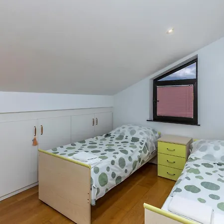 Beautiful Home In Spincici With Kitchen Holiday home *