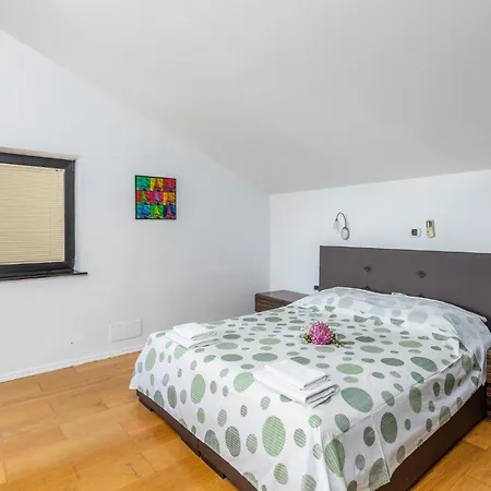 Beautiful Home In Spincici With Kitchen Holiday home *