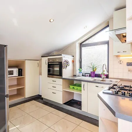 Beautiful Home In Spincici With Kitchen Holiday home *