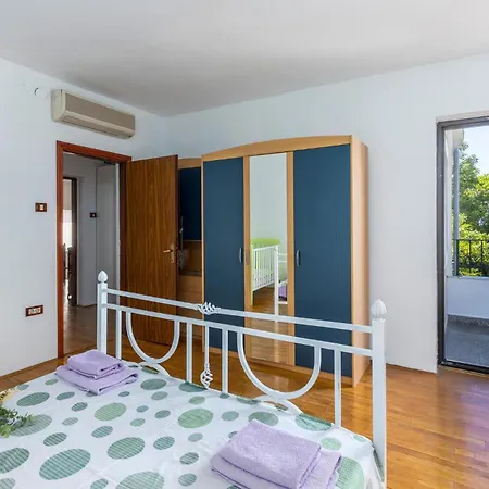Beautiful Home In Spincici With Kitchen Holiday home *