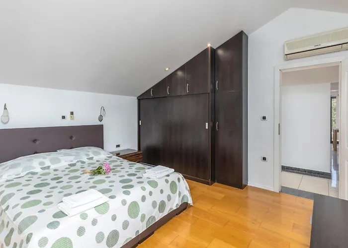 6 Bedroom Stunning Home In Spincici Ferienhaus