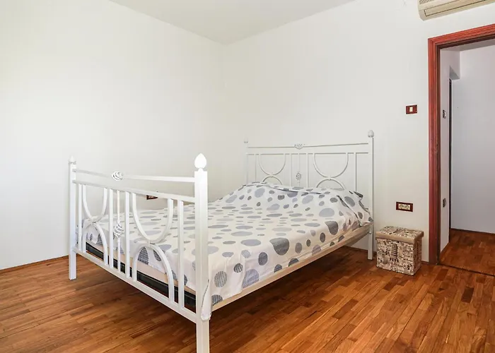 6 Bedroom Stunning Home In Spincici Ferienhaus Kastav
