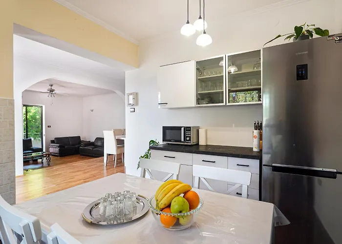 6 Bedroom Stunning In Spincici