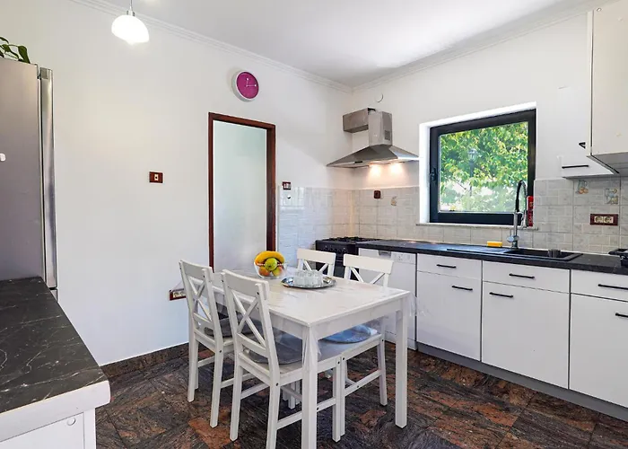 6 Bedroom Stunning In Spincici