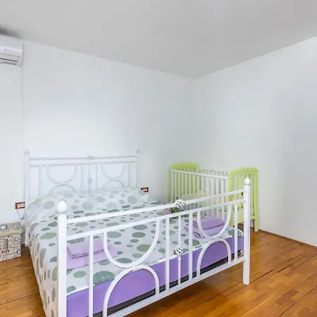 Ferienhaus Beautiful Home In Spincici With Kitchen