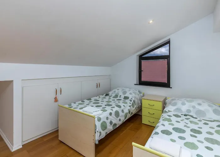 6 Bedroom Stunning In Spincici Feriehus *