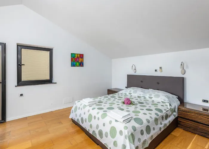 6 Bedroom Stunning In Spincici Feriehus *