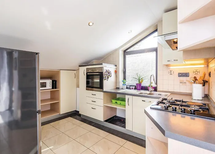 6 Bedroom Stunning In Spincici Feriehus *
